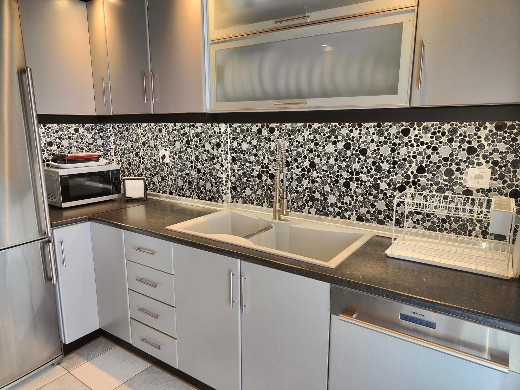 George'S Modern Apartment เนอาปลายา ภายนอก รูปภาพ
