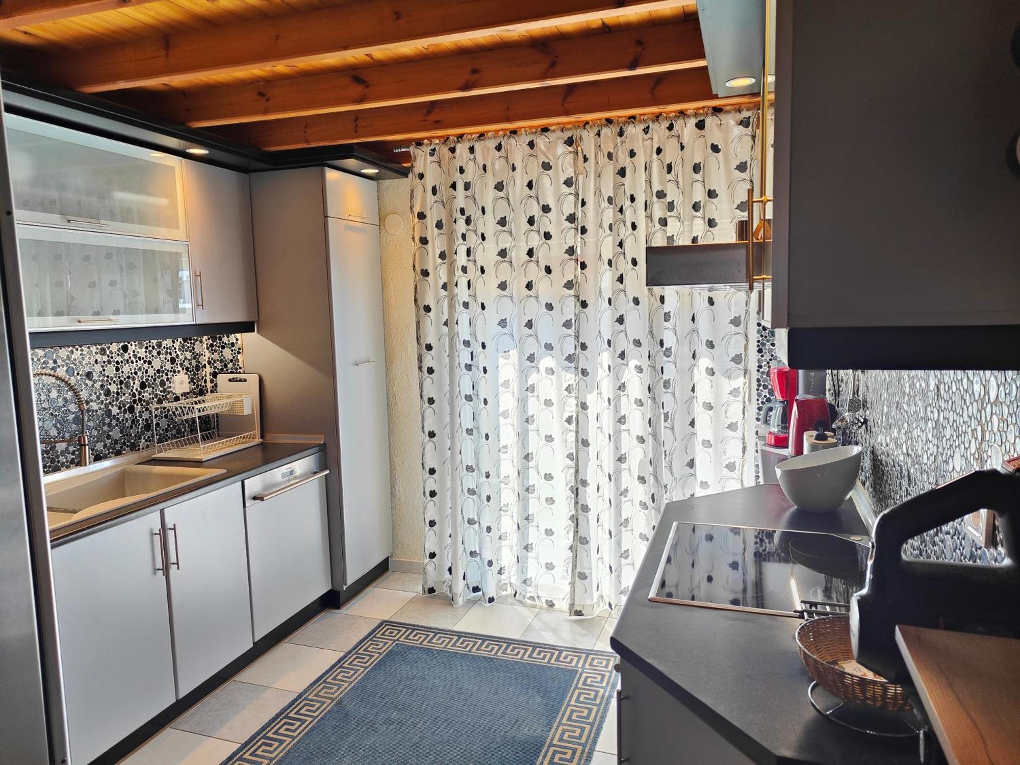 George'S Modern Apartment เนอาปลายา ภายนอก รูปภาพ